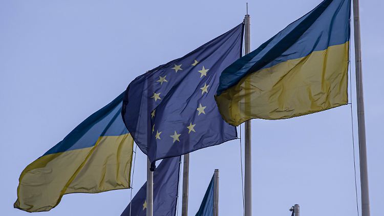 Die Ukraine hatte vor knapp vier Monaten kurz nach Beginn des russischen Überfalls die Aufnahme in die EU beantragt.