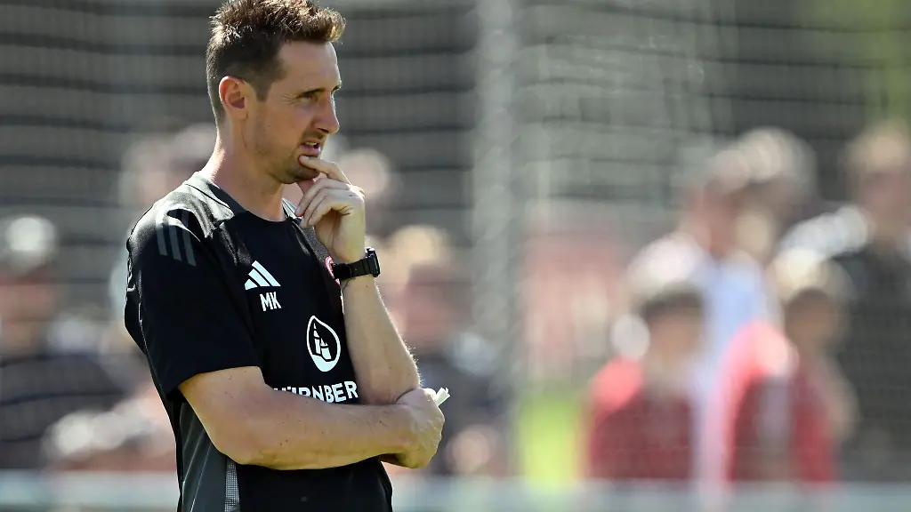 Klose-sieht-ein-4-2-seines-1-FC-Nuernberg-gegen-Blackburn