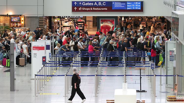 Wer in den Urlaub fliegt, sollte an den Flughäfen viel Geduld mitbringen.