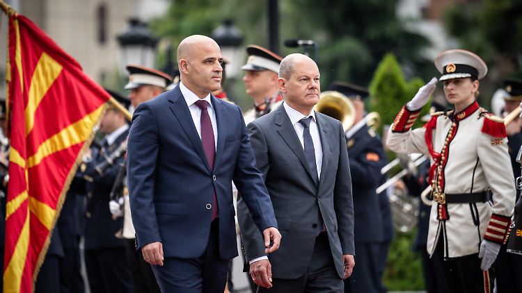 Der deutsche Kanzler Scholz (2.v.l.) warb auf seiner Reise kürzlich in Skopje für eine Verständigung zwischen Nordmazedonien und Bulgarien.