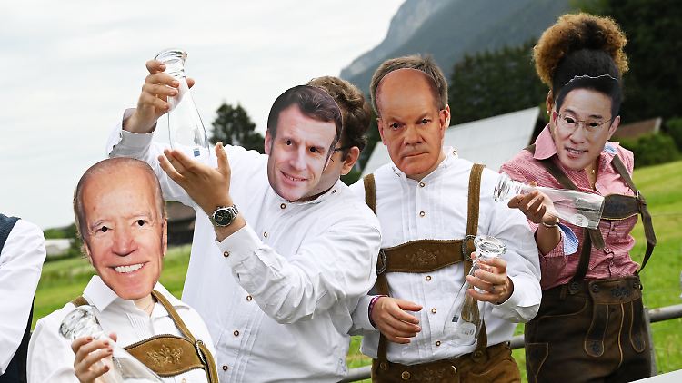 Protestaktion mit leerem Weißbierglas: G7-Kritiker geben dem Westen eine Mitverantwortung für globale Krisen.