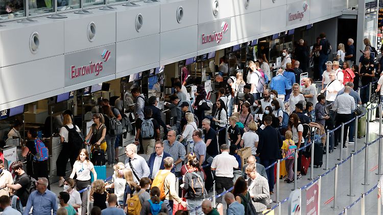 Der Düsseldorfer Flughafen erwartet für das erste Ferienwochenende 200.000 Passagiere.
