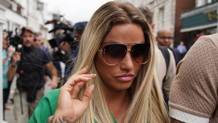 Katie Price beim Verlassen des Gerichts - das Urteil dürfte ihr nicht schmecken.