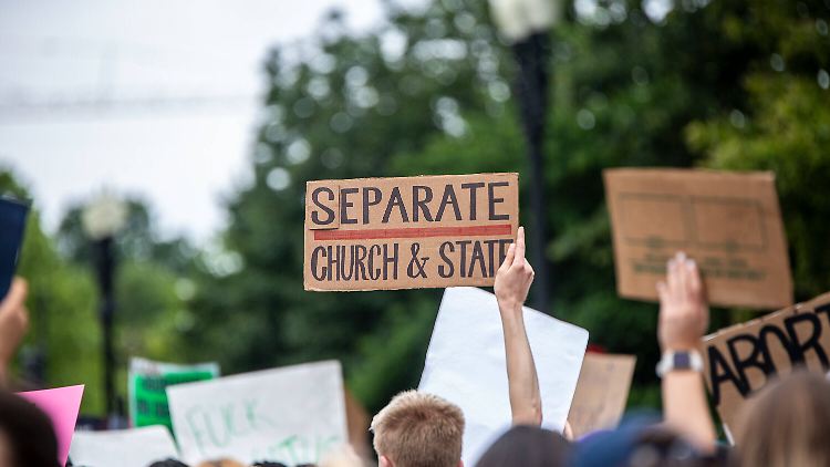 Demonstranten werfen dem Supreme Court religiösen Fundamentalismus vor.