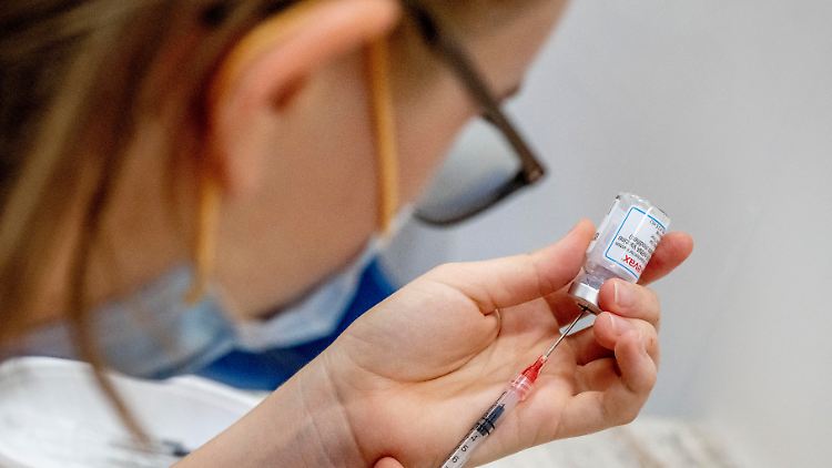 Nach einer Studie soll es mehr Nebenwirkungen einer Corona-Impfung geben, als erfasst würden. Die Charité Berlin weist die Studie aufgrund methodischer Schwächen zurück. 