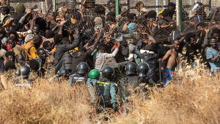 Regelmäßig versuchen Menschen von Marokko aus die spanischen Exklaven Ceuta oder Melilla zu erreichen.