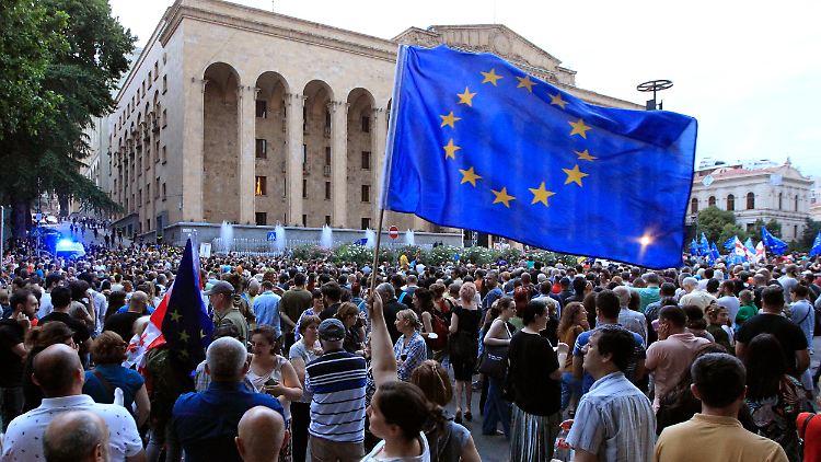 Vielen Zehntausend Menschen demonstrierten in der georgischen Hauptstadt Tiflis für die Erfüllung der EU-Aufnahme-Kriterien. 
