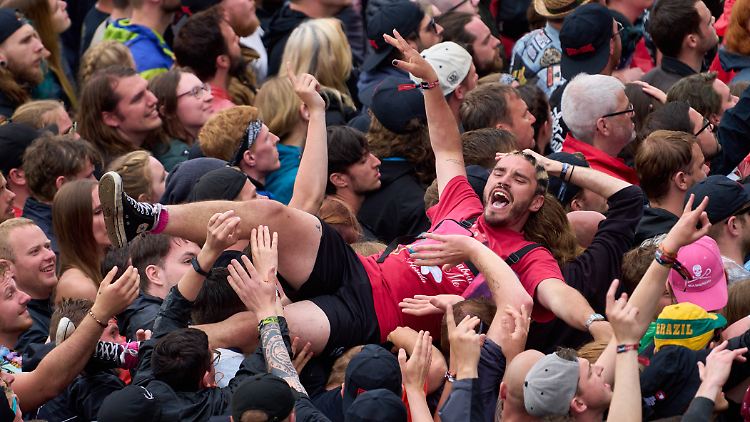 Körperkontakt gehört bei Festivals dazu.
