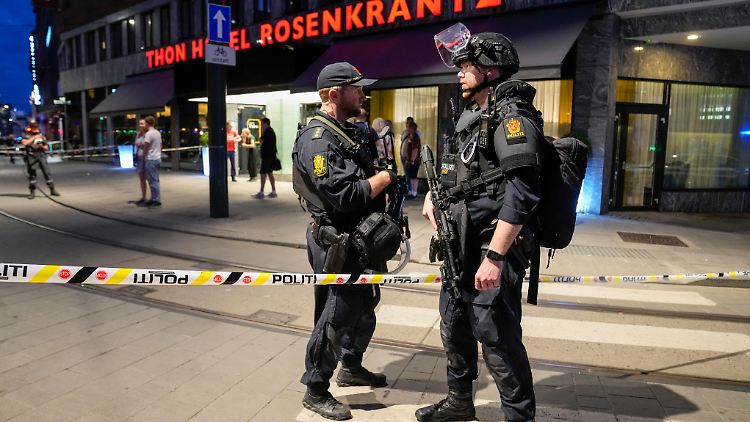 Polizisten sichern nach dem Anschlag die Straßen rund um den Osloer Club ab.