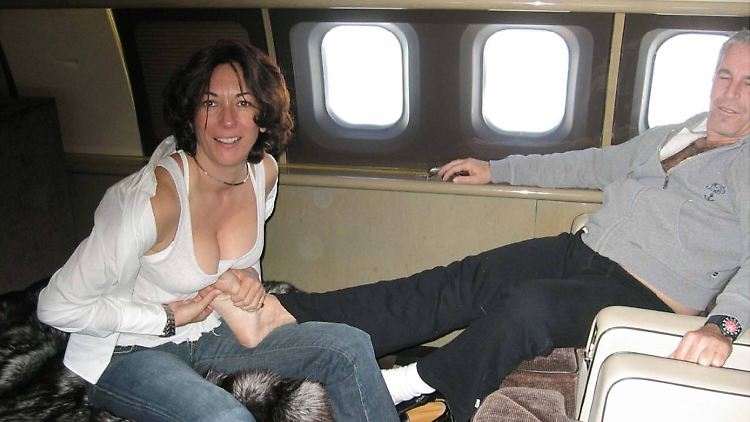 Ghislaine Maxwell wurde für schuldig befunden, über Jahre junge Mädchen für den sexuellen Missbrauch durch Epstein  rekrutiert zu haben.