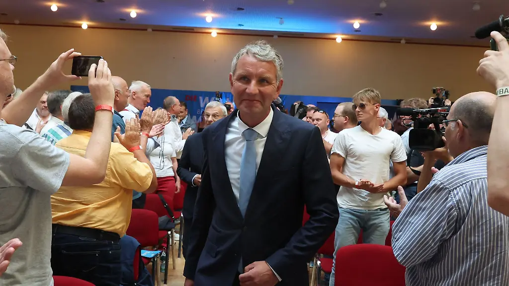 Es-ist-Zeit-fuer-Bjoern-Hoecke-Wahlkampfauftakt-der-Thueringer-AfD