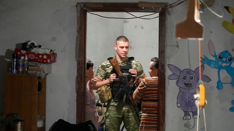 Ein ukrainischer Soldat spricht mit Frauen, die sich vor dem russischen Beschuss in einem Keller in Lyssytschansk versteckt haben.