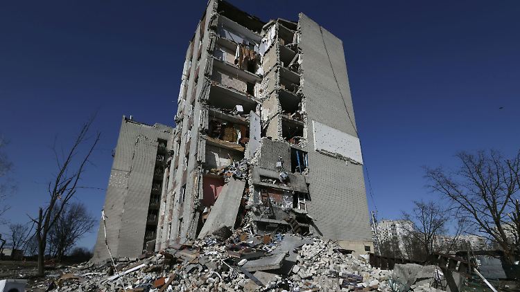 Tschernihiw war seit Kriegsbeginn schon mehrfach Ziel russischer Luftangriff. Dieses Wohnhaus wurde bereits im April zerstört.
