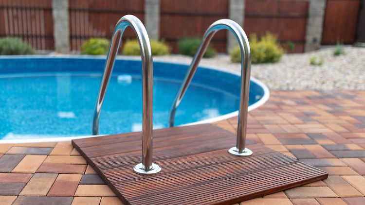 Neben größeren Pools benötigt auch die Gartenbewässerung im Sommer viel Wasser.