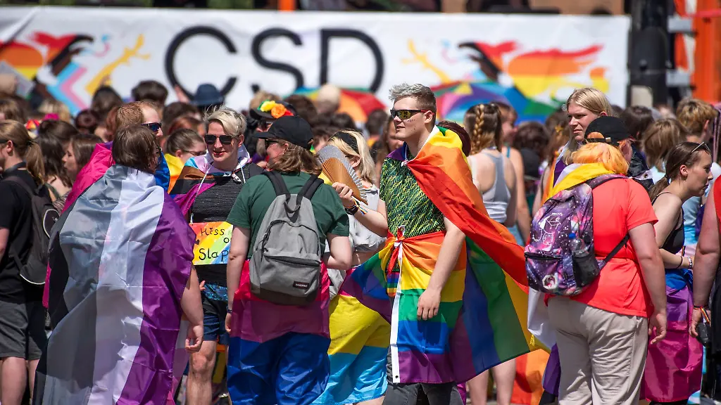 Unter-dem-Motto-Kein-Ort-fuer-Queerfeindlichkeit-kommen-tausende-Menschen-nach-Rostock-um-den-CSD-zu-feiern
