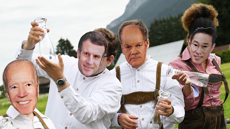 Demonstranten mit Masken der Teilnehmer des G-7-Gipfels: Bundeskanzler Olaf Scholz (2. v. r.) empfängt unter anderem US-Präsident Joe Biden (l.), den französischen Präsidenten Emmanuel Macron (2. v. .l.) und den japanischen Premierminister Fumio Kishida (r.) auf Schloss Elmau.