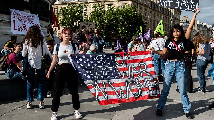 Demonstrantinnen sehen die Abtreibungsverbote als Teil eines "Kriegs gegen Frauen".