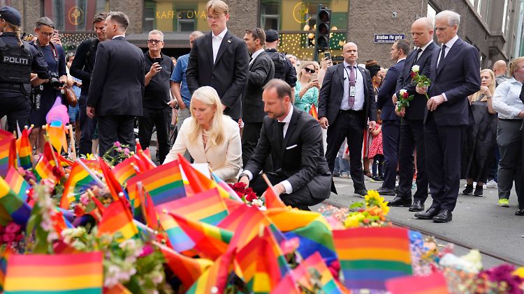 Tausende Menschen - darunter auch Norwegens Kronprinzenpaar - legten am Tatort Blumen und Regenbogenfahnen nieder.