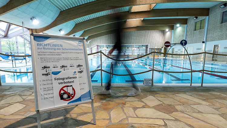 "Fotografieren verboten!" - Frauen dürfen Göttinger Schwimmbädern an Samstagen und Sonntagen ohne Oberkörperbekleidung nutzen.