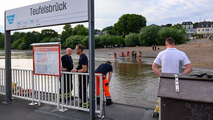 Einsatzkräfte von Feuerwehr, DLRG und Polizei beteiligen sich am Rettungsversuch.