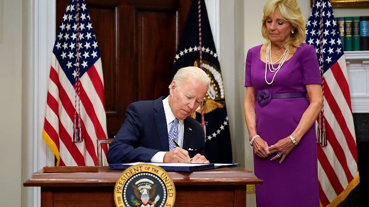 First Lady Jill Biden sieht zu, wie US-Präsident Joe Biden das neue Waffengesetz unterschreibt.