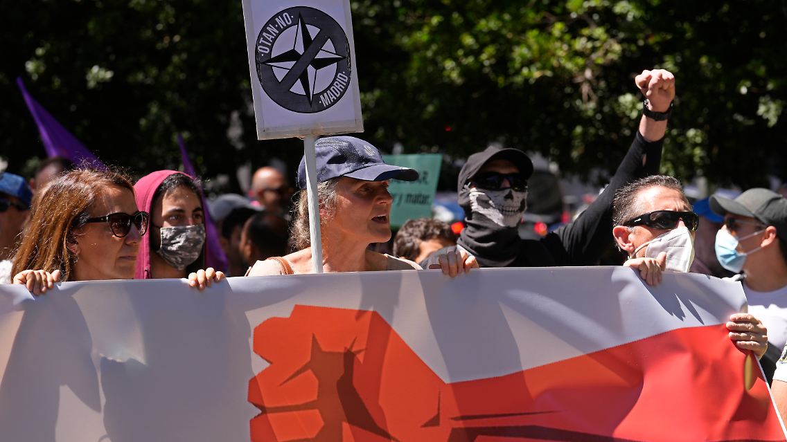 Am Dienstagabend beginnt der NATO-Gipfel. Das sorgt für Unmut bei einigen Demonstranten.