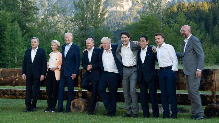 Nach dem Abendessen am ersten Tag des G7-Gipfels herrschte unter den Teilnehmern offenbar gute Stimmung.  Auf dem Bild von links nach rechts: Mario Draghi, Ursula von der Leyen, Joe Biden, Olaf Scholz, Boris Johnson, Justin Trudeau, Fumio Kishida, Emmanuel Macron und Charles Michel.