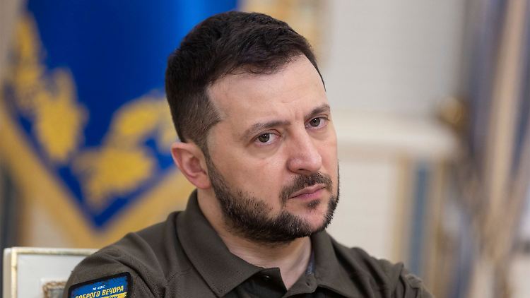 Der ukrainische Präsident Selenskyj appelliert an die belarussische Bevölkerung, sich nicht in den Krieg hineinziehen zu lassen. 