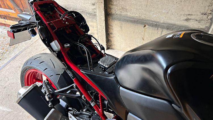 Das Steuergerät für das Ride-Vision-System muss durch die Batterie des Motorrads mit Energie gespeist werden.