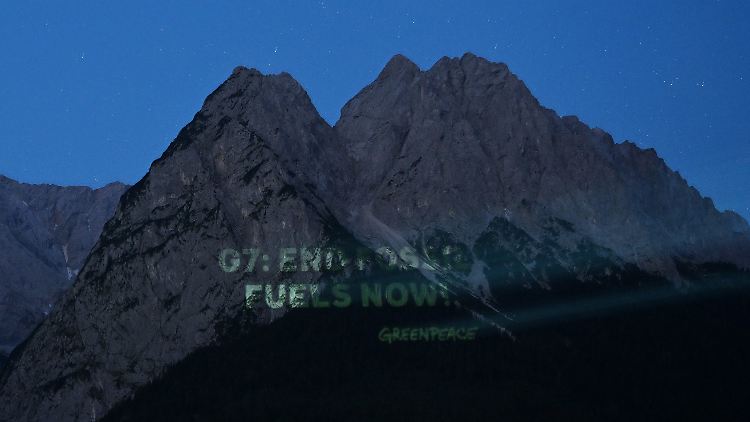 Greenpeace protestierte per Projektor gegen den G7-Gipfel - allerdings kaum sichtbar.