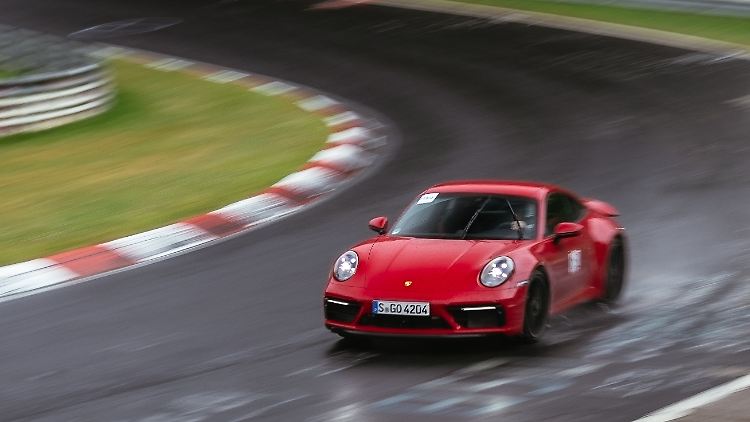 Richtig tückisch wird die Nordschleife, wenn der Asphalt trocknet, aber die Ränder nass sind. Da kann die Ideallinie schnell zur Falle werden.