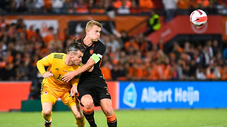 Matthijs de Ligt im Nahkampf mit dem Waliser Gareth Bale.