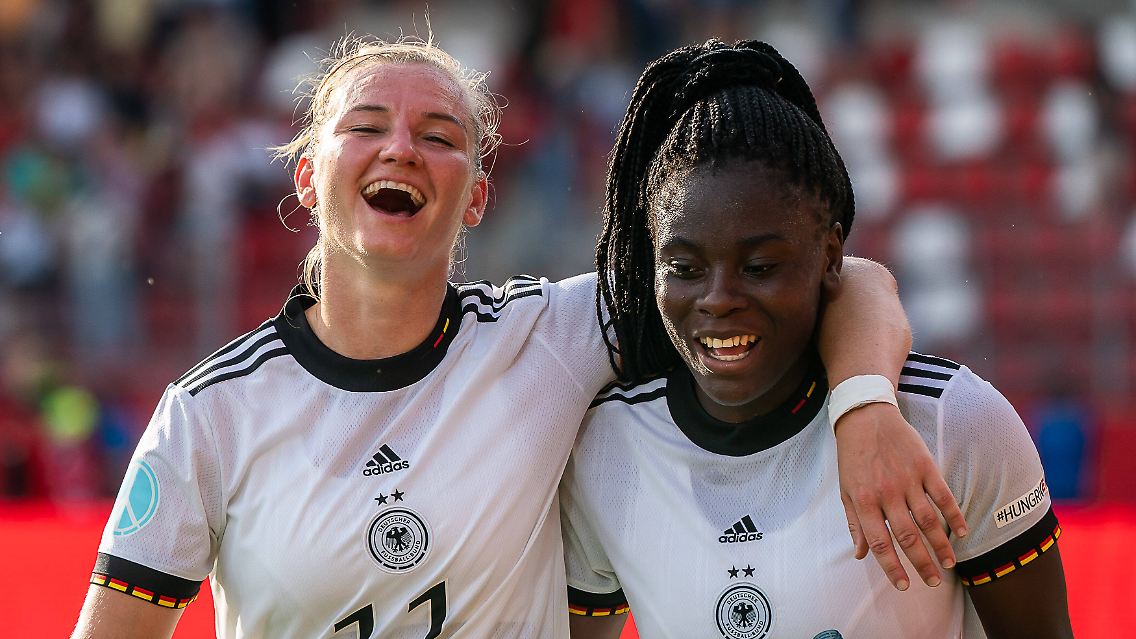 Nun steht für die Stürmerin, die wie die meisten Teamkolleginnen sämtliche Jugend-Auswahlteams durchlief, das erste Turnier an. Ein Tor in England wäre ihr erstes für den DFB. Allerdings will Voss-Tecklenburg gern eine Rechtsverteidigerin aus ihr machen.