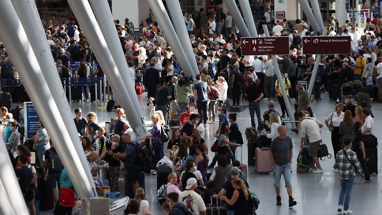 Am Düsseldorfer Flughafen musste laut Medienberichten sogar die Flughafen-Feuerwehr mitanpacken.