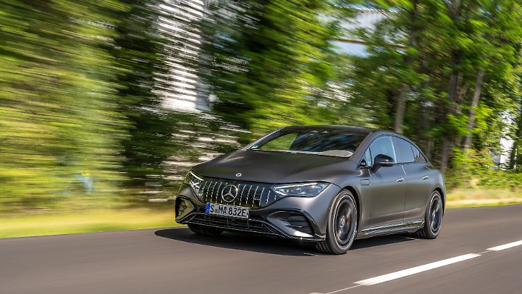 Dass es sich bei dem EQE 53 4Matic+ um einen AMG handelt, soll bereits an den äußerlichen Beigaben zu erkennen sein.
