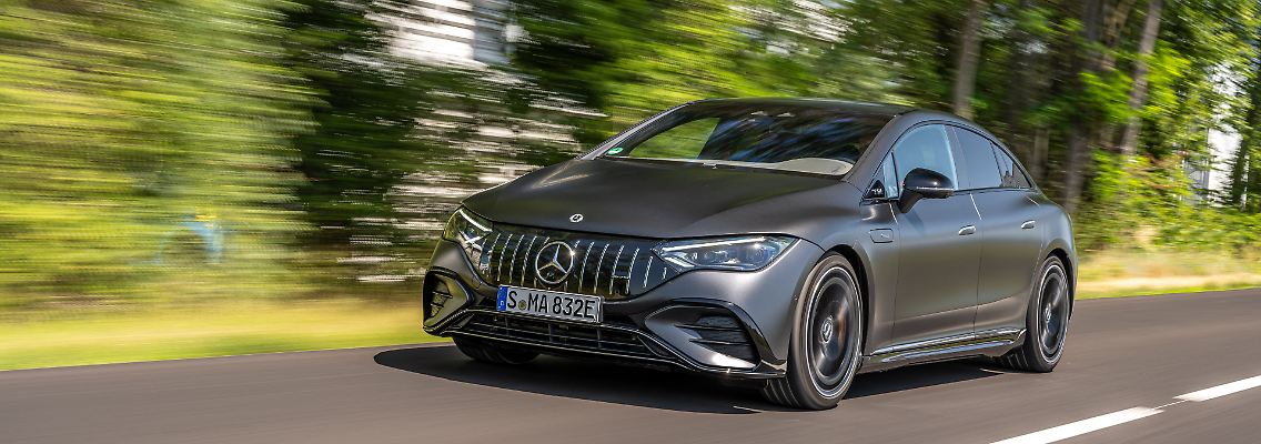 Dass es sich bei dem EQE 53 4Matic+ um einen AMG handelt, soll bereits an den äußerlichen Beigaben zu erkennen sein.