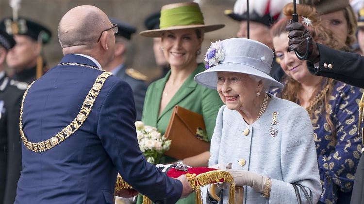 Der Queen wurde bei den Feierlichkeiten in Edinburgh symbolisch der Schlüssel der Stadt übergeben.