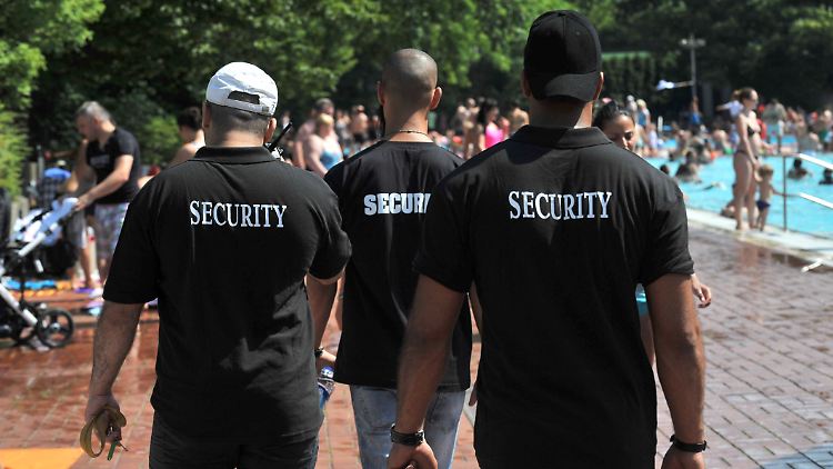 Security gehört in einigen Freibädern bereits dazu. Bundesinnenministerin Nancy Faeser hatte zuletzt auch mehr Polizeipräsenz ins Spiel gebracht.