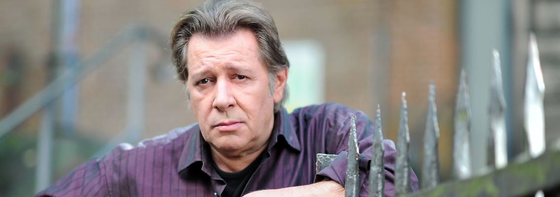 Der Schauspieler Jan Fedder (1955-2019, "Großstadtrevier") bei Dreharbeiten vor der St. Pauli Kirche.