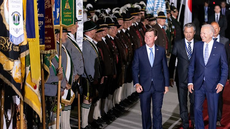 US-Präsident Joe Biden freute sich sichtlich über den Empfang durch die Trachtler.