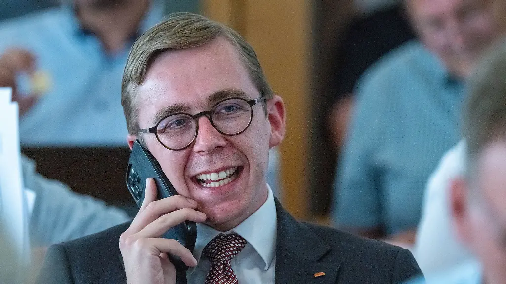 An-der-CDU-und-insbesondere-an-Philipp-Amthor-gibt-es-Kritik-nachdem-AfD-Politiker-in-die-Praesidien-der-sechs-Kreistage-gewaehlt-wurden