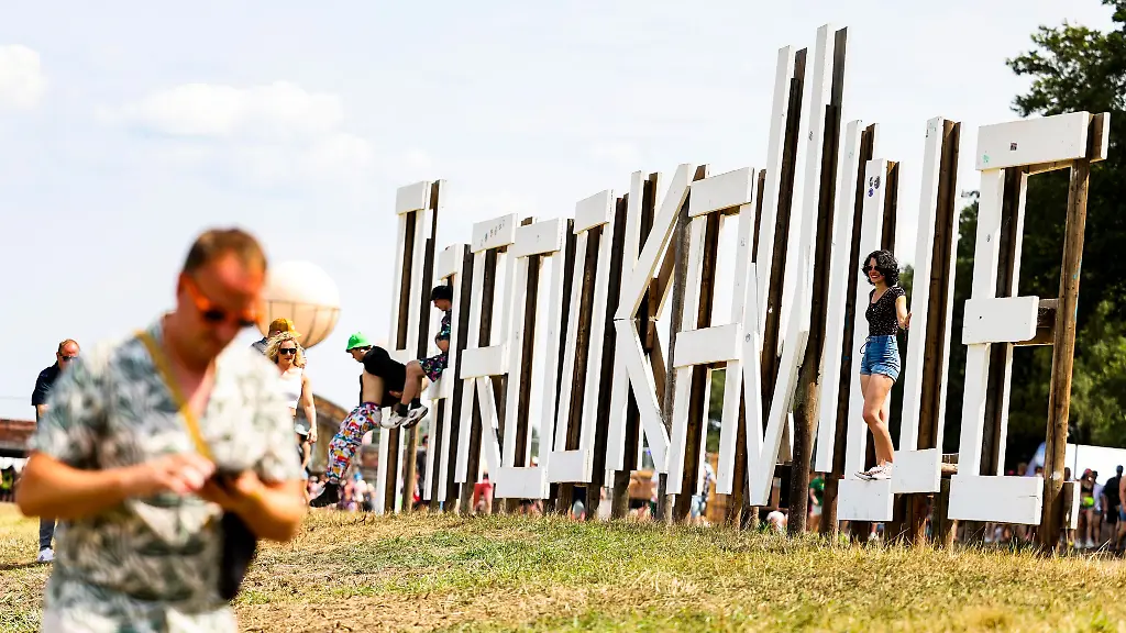 Um-14-Uhr-stroemen-die-ersten-Besucher-auf-das-Festivalgelaende-beim-Electronic-Music-Festival-Parookaville-auf-dem-Flughafen-Niederrhein