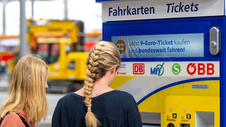 Die Grünen und die SPD sprachen sich bereits für eine Verlängerung des 9-Euro-Tickets aus.