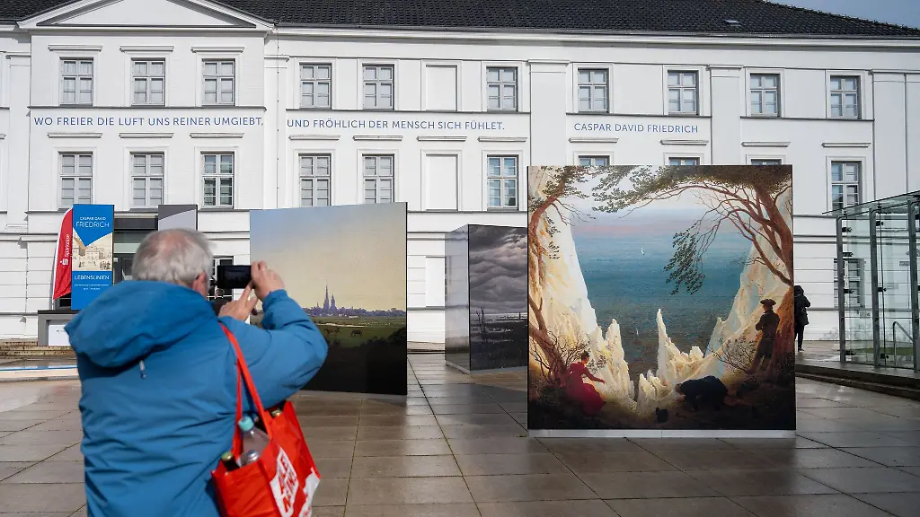 Viele-Menschen-kommen-wegen-der-Sonderausstellungen-zu-Leben-und-Werk-des-Romantikers-Caspar-David-Friedrich-nach-Greifswald