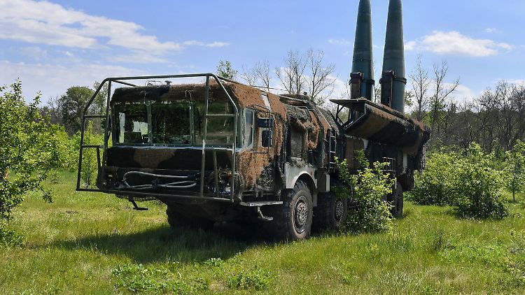 Ein Iskander-Raketensystem der russischen Armee. Der Kreml hat Waffen dieser Art in Kaliningrad stationiert. Sie können atomar bestückt werden und Städte wie Berlin erreichen (Archivbild).