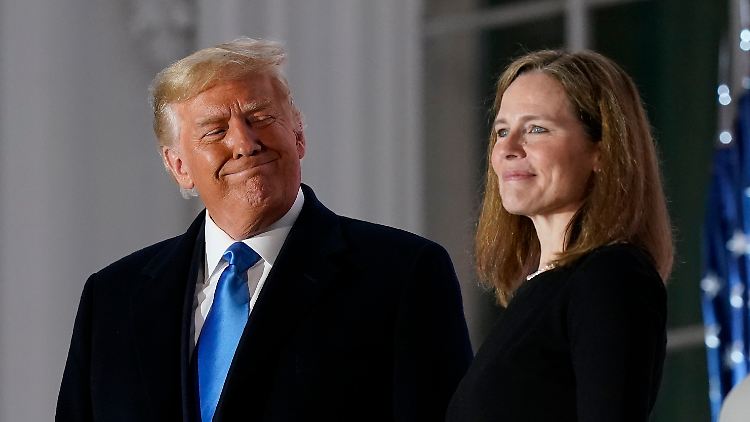 Präsident Donald Trump am 26. Oktober 2020 mit Amy Coney Barrett, nach ihrer Vereidigung als Oberste Richterin.