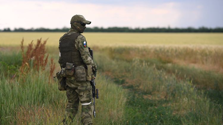 Russischer Soldat an einem Getreidefeld nahe Melitopol. Die Russen stehlen nicht nur die Ernte aus den besetzten Gebieten, sie verhindern auch die Ausfuhr von ukrainischem Getreide über den Hafen Odessa.