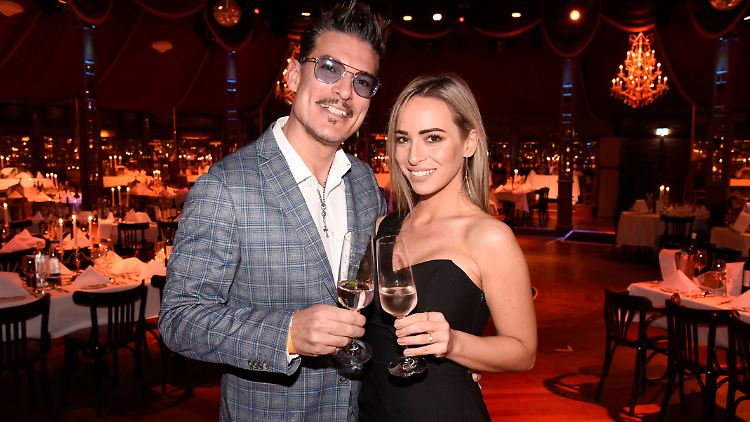 Ein Prosit auf die Schwangerschaft: Chris Töpperwien und seine Freundin Nicole.