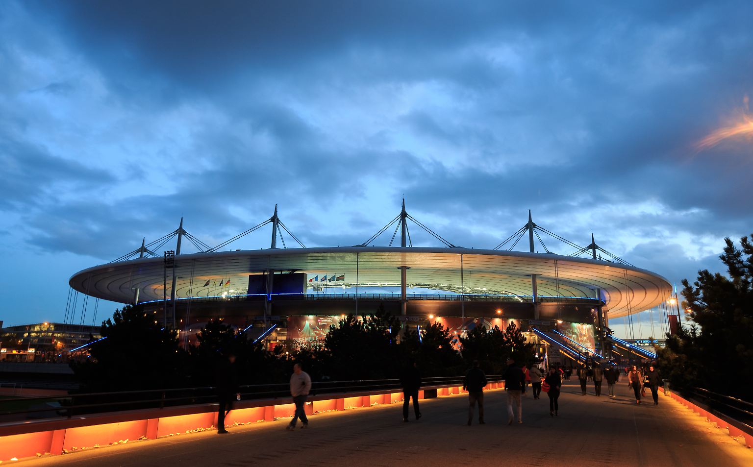 Es ist 21.17 Uhr, als während des Fußballspiels Deutschland gegen Frankreich im Stade de France in Paris plötzlich ein Knall zu hören ist. Kaum jemand im Stadion weiß zu diesem Zeitpunkt, ...