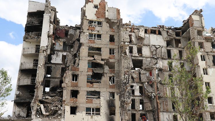 Die russischen Raketen treffen nicht selten auch Wohnblöcke wie diesen in Mariupol.